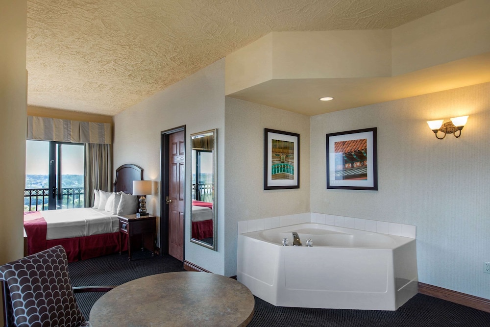 Suite, 1 King Bed, Non Smoking (Upgrade) photo 2