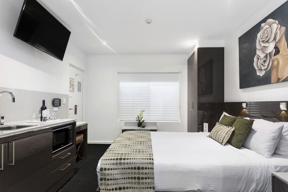 3 Bedroom Studio Apartment thumbnail 5