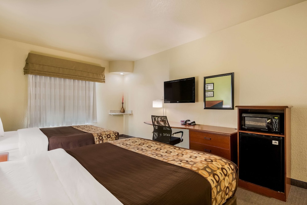 Suite, Multiple Beds, Non Smoking, Refrigerator & Microwave - Photo 2