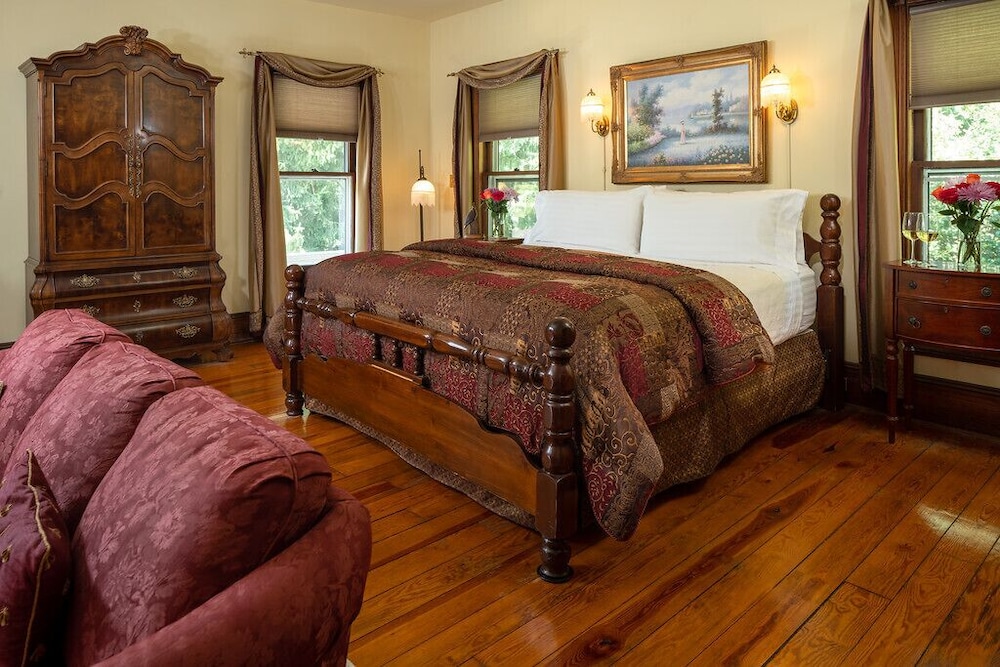 Deluxe Studio Suite, 1 King Bed : Captains Suite S1 photo 1