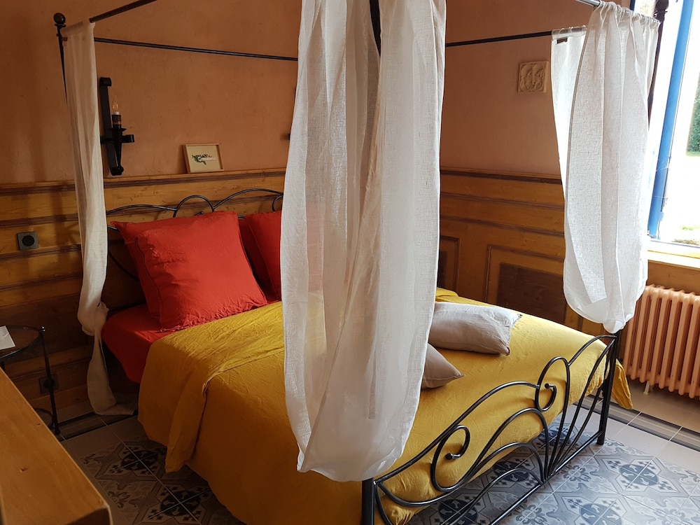 Traditional Suite, Multiple Beds, Accessible (Chambre Lancelot) photo 1