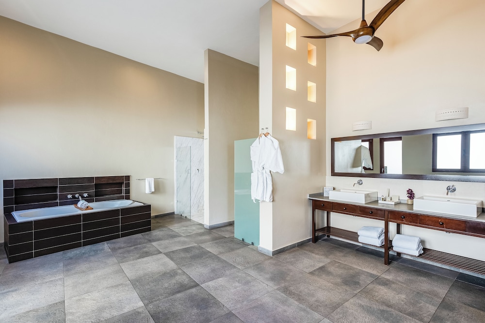 Premium Suite, 1 King Bed, Ocean View (junior)