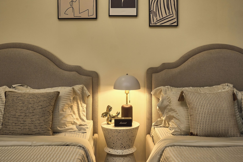 Family Room, City View photo 2