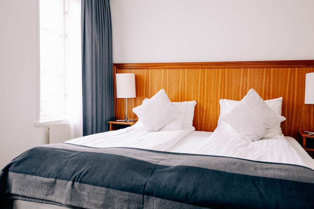 Standard Room, 1 King Bed, Non Smoking - Photo 4