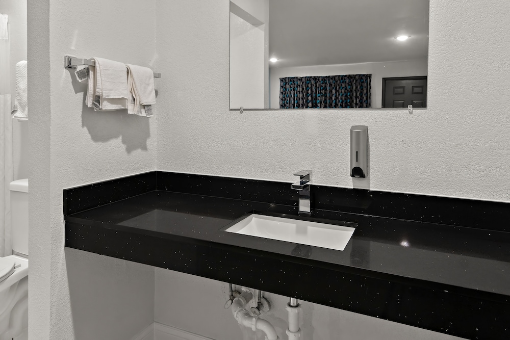 Room, 1 King Bed, Accessible, Non Smoking photo 3