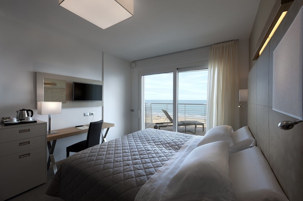 Deluxe Room, Sea Facing (Beach Access Included)