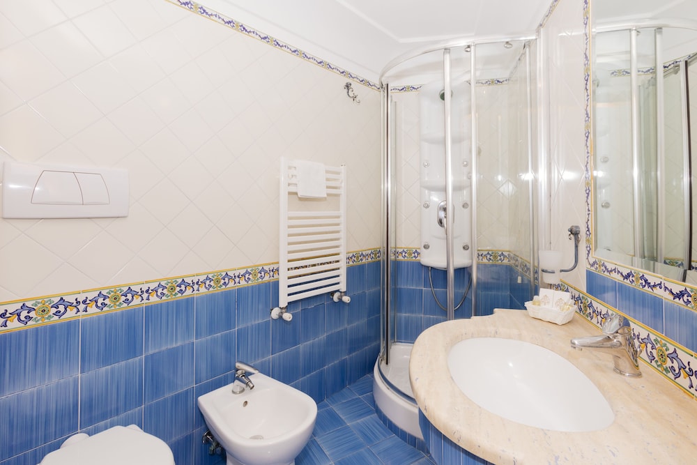 Superior Double or Twin Room, Balcony, Sea View - Photo 8