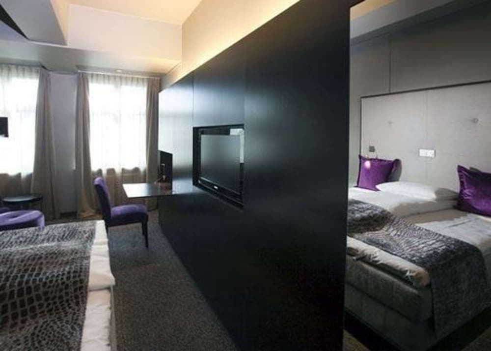 Deluxe Room, 1 Queen Bed thumbnail 6