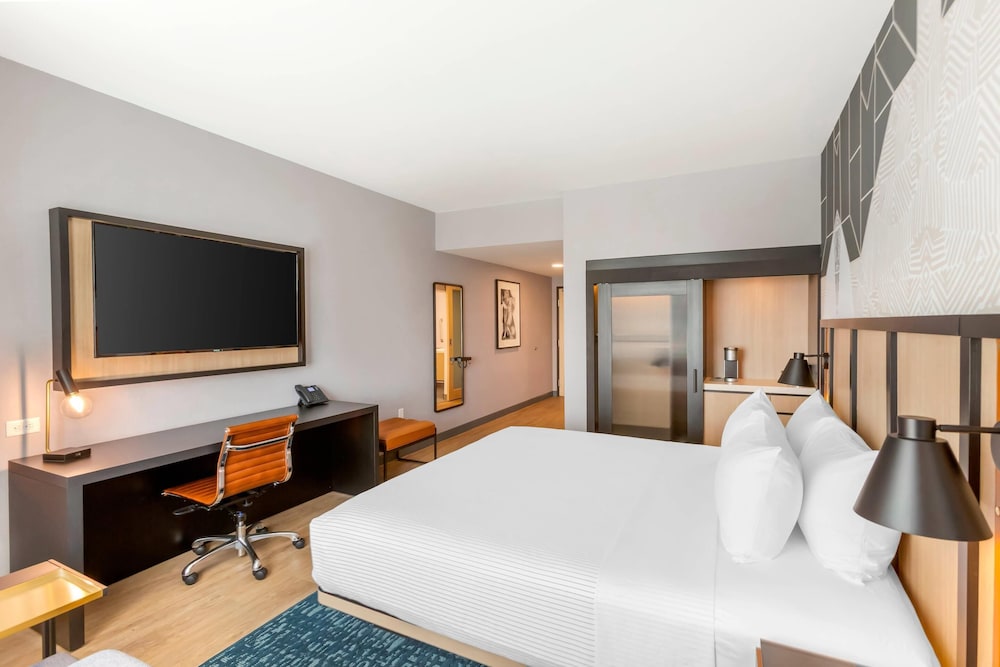 1 King Bed, Nonsmoking, Accessible - Photo 2