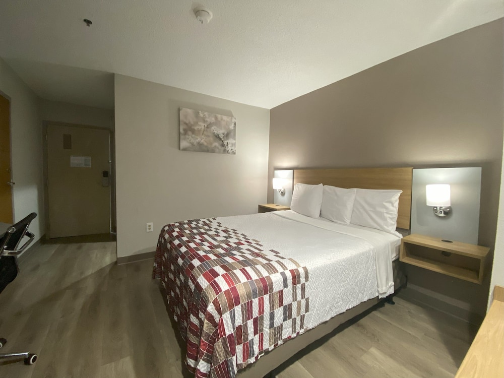 Deluxe Room, 1 Queen Bed, Smoking - Photo 2