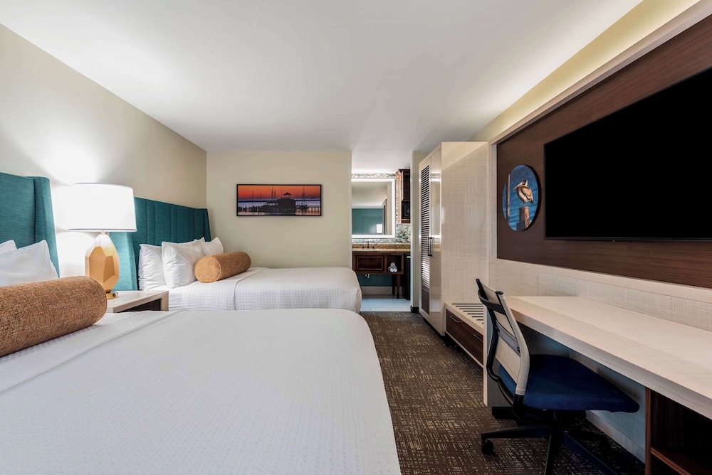 Standard Room, 2 Queen Beds, Refrigerator & Microwave, Poolside - Photo 2