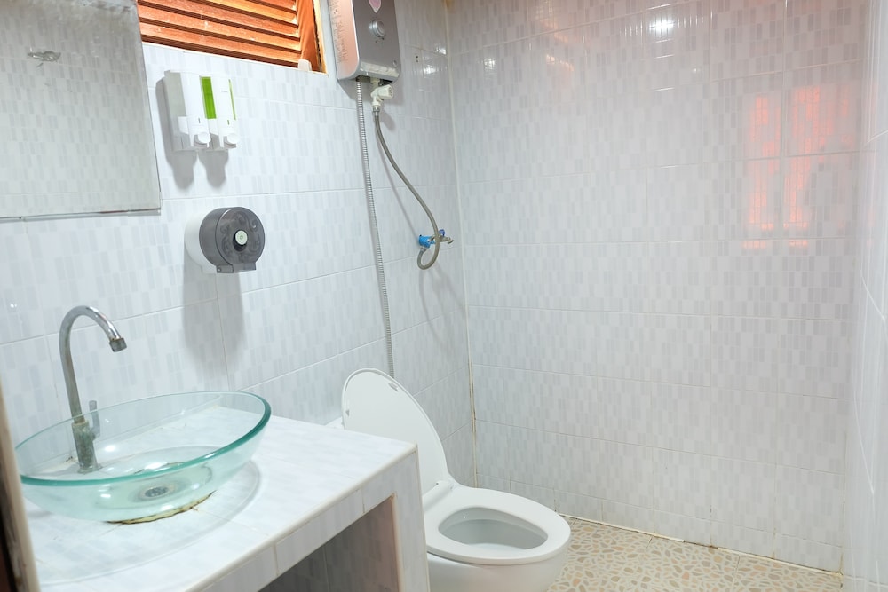 Beachfront Bungalow - Photo 2