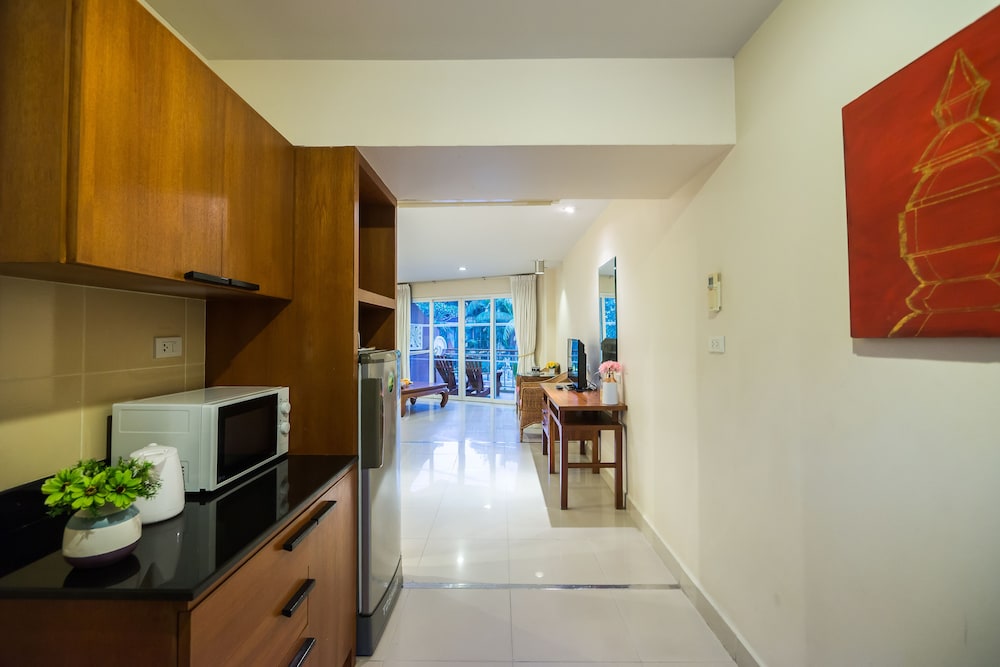 Deluxe Pool Access Room-Pet Friendly - Photo 7