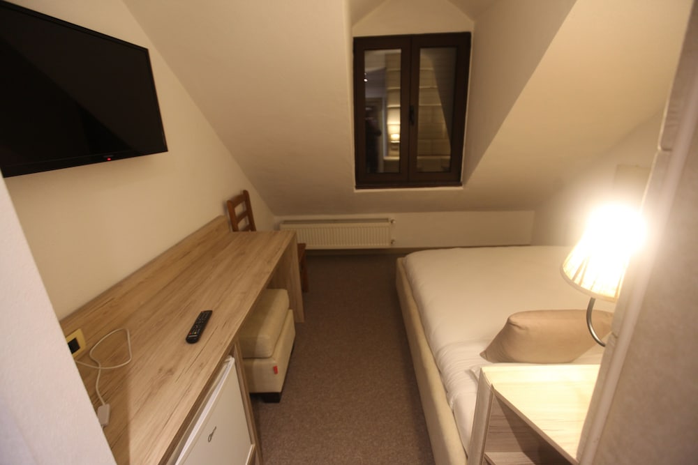 Economy Double Room photo 3