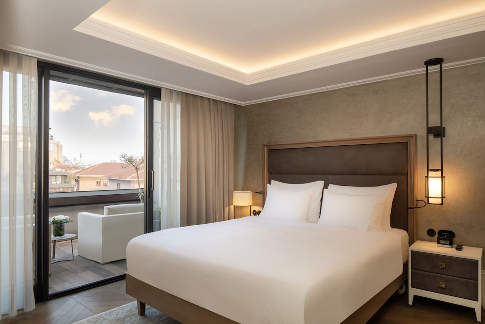 Deluxe Room, 1 Queen Bed (Premier Balcony)