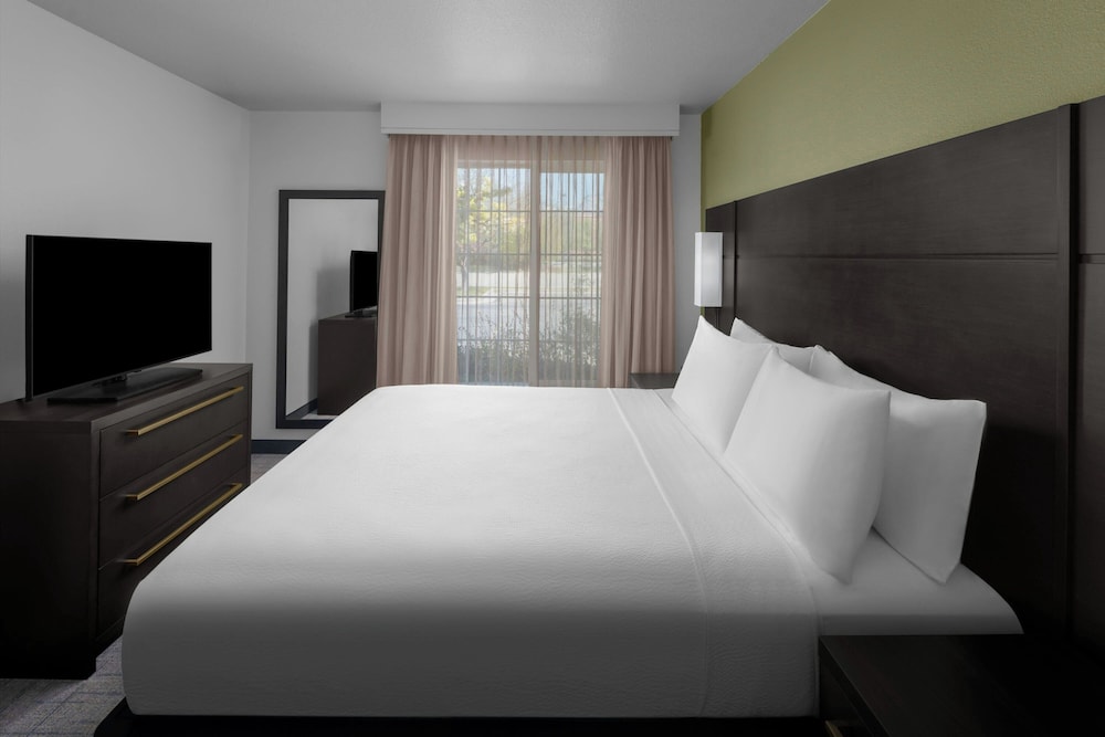 Suite, 2 Bedrooms (Mobility/Hearing Accessible, Tub) photo 2