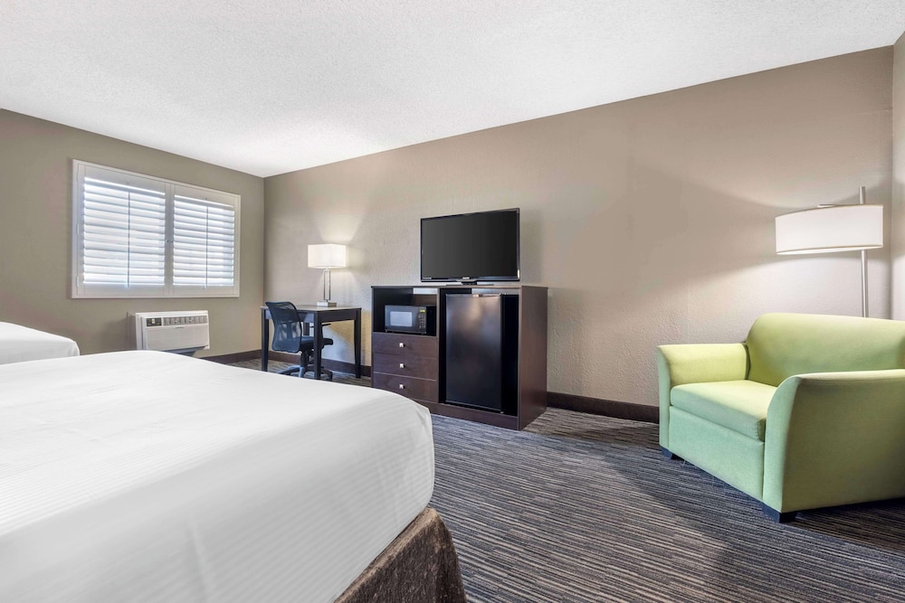 Suite, 2 Queen Beds, Non Smoking, Refrigerator & Microwave (Separate Living Room;with Sofabed) - Photo 2