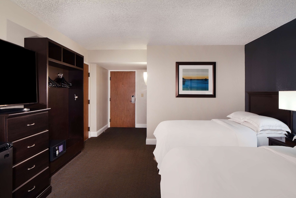 Room, 2 Double Beds, Accessible, Lake View (Mobility & Hearing, Roll-in Shower) photo 3
