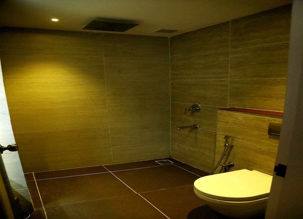 Deluxe Room, 1 King Bed photo 3