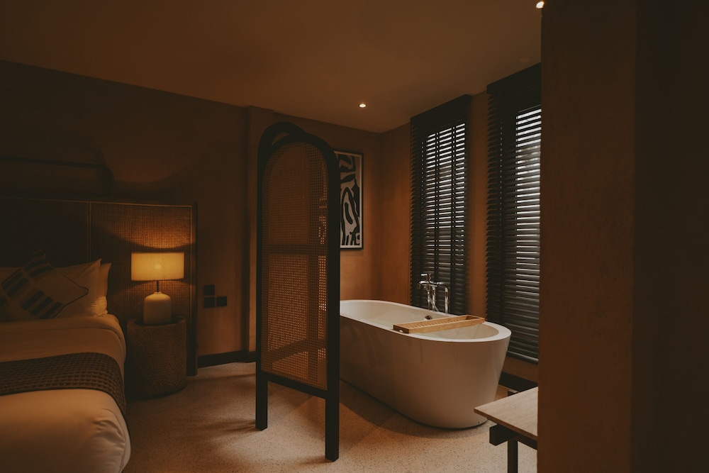 Deluxe Room - Photo 17