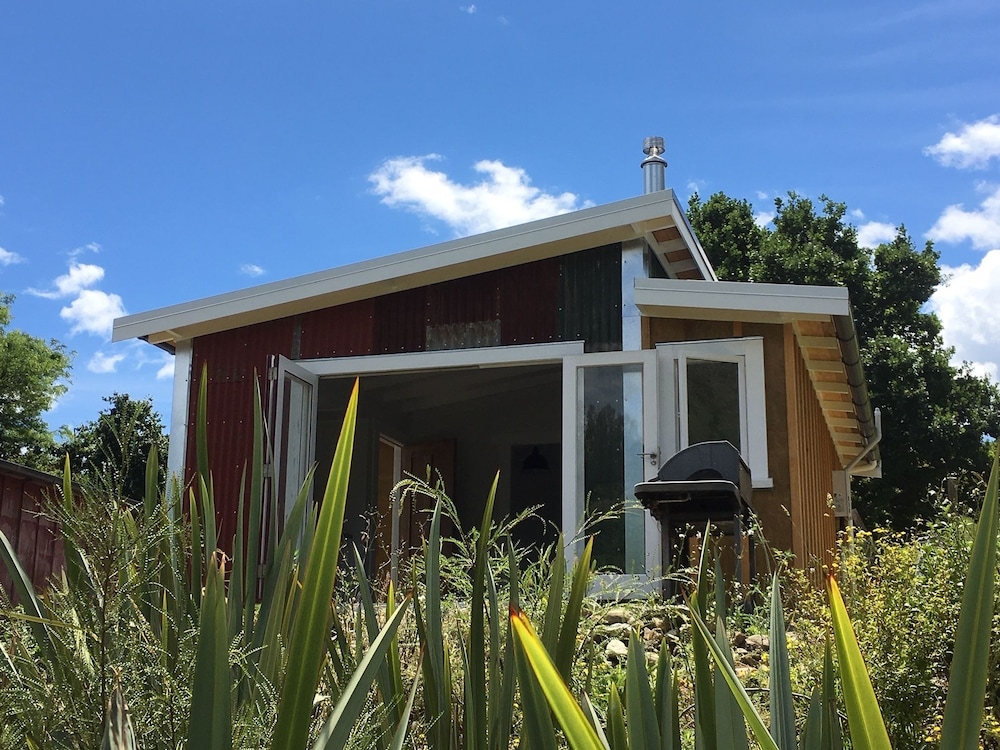 Shearer's Cottage with kitchen and ensuite bathroom photo 2