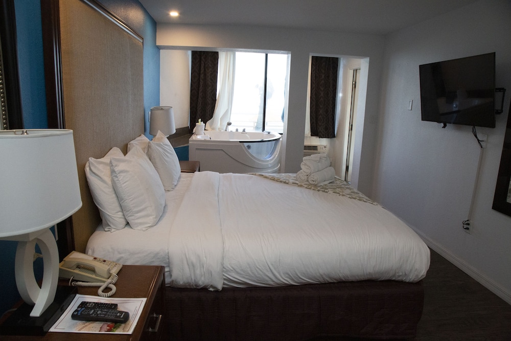 1 King Bed, Jetted Tub, Oceanfront - Photo 6