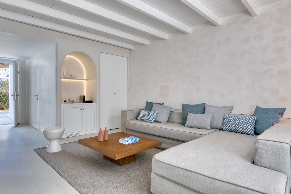 One Bedroom Suite, Private Pool, 1 King thumbnail 5
