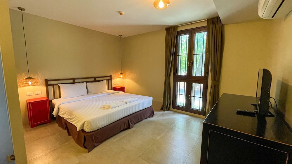 Standard Room, 1 King Bed photo 2
