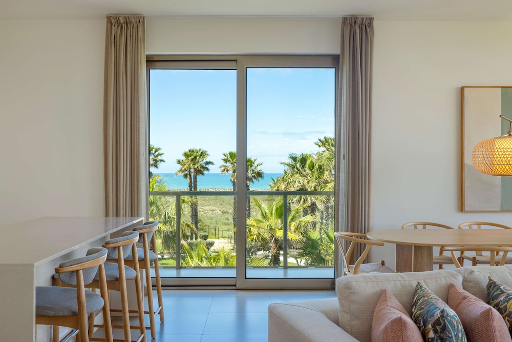Suite, 3 Bedrooms, Balcony, Sea View - Photo 1