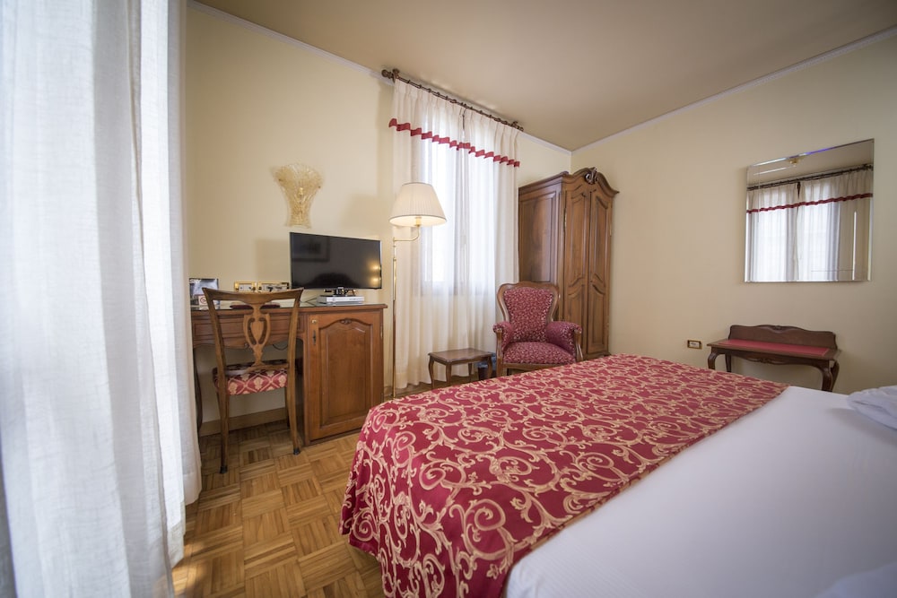 Double Room, 1 Queen Bed (Plus) photo 2
