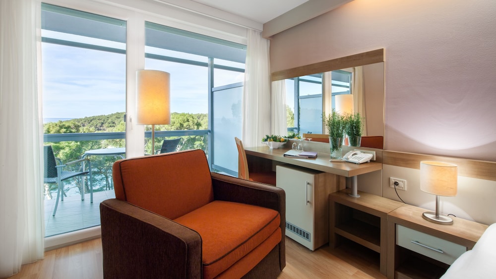 Standard Twin Room with Extra Bed and Sea Side Balcony - Photo 3