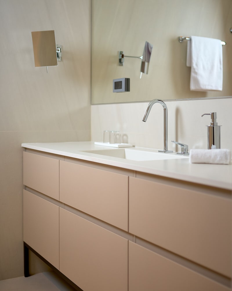 Deluxe Room - Photo 6
