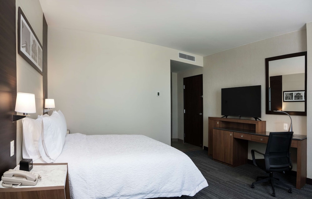 Studio, 1 Queen Bed, Accessible (Roll-In Shower) photo 2