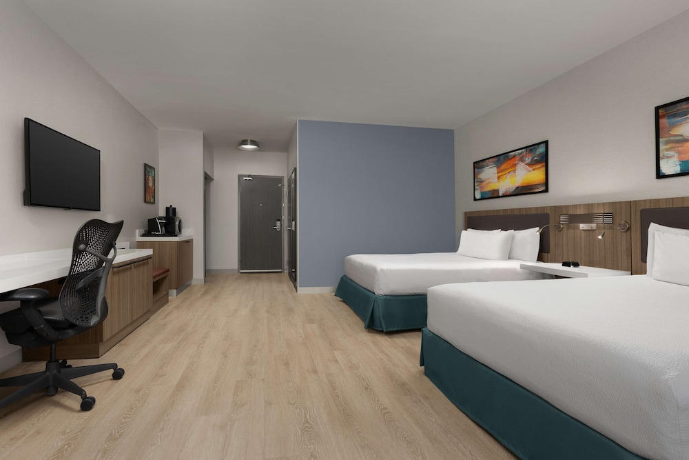 Room, 2 Queen Beds, Accessible (Mobility & Hearing, Roll-In Shower) - Photo 2