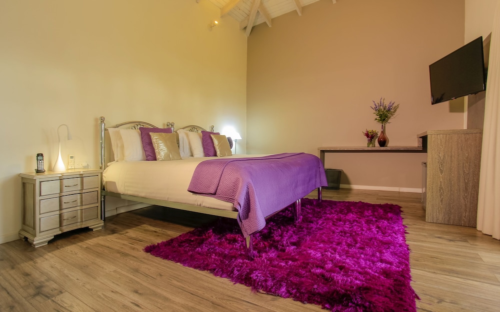 Superior Room, 1 King Bed photo 3