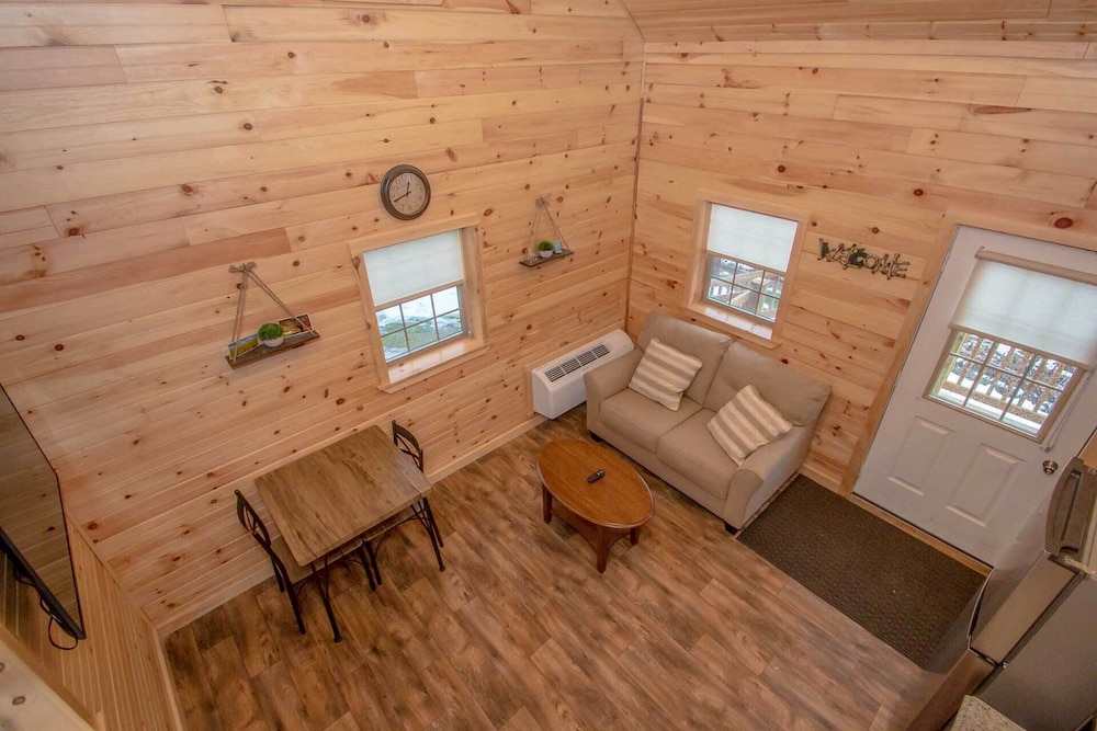Pine Cabin #101: 1BR Log Cabin Retreat