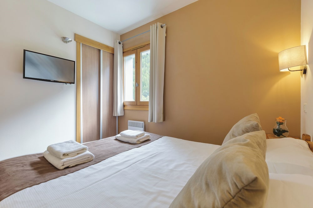 Family Apartment, Multiple Bedrooms (Vallorcine Buet 42 ski in / ski out) photo 2