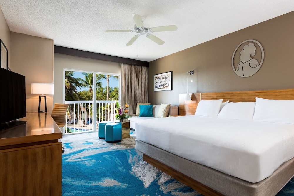 Suite, One King Bed, Pool View thumbnail 6