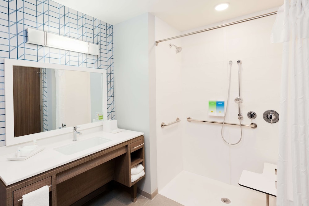 Suite, 1 King Bed, Accessible (Mobility & Hearing, Roll-in Shower)