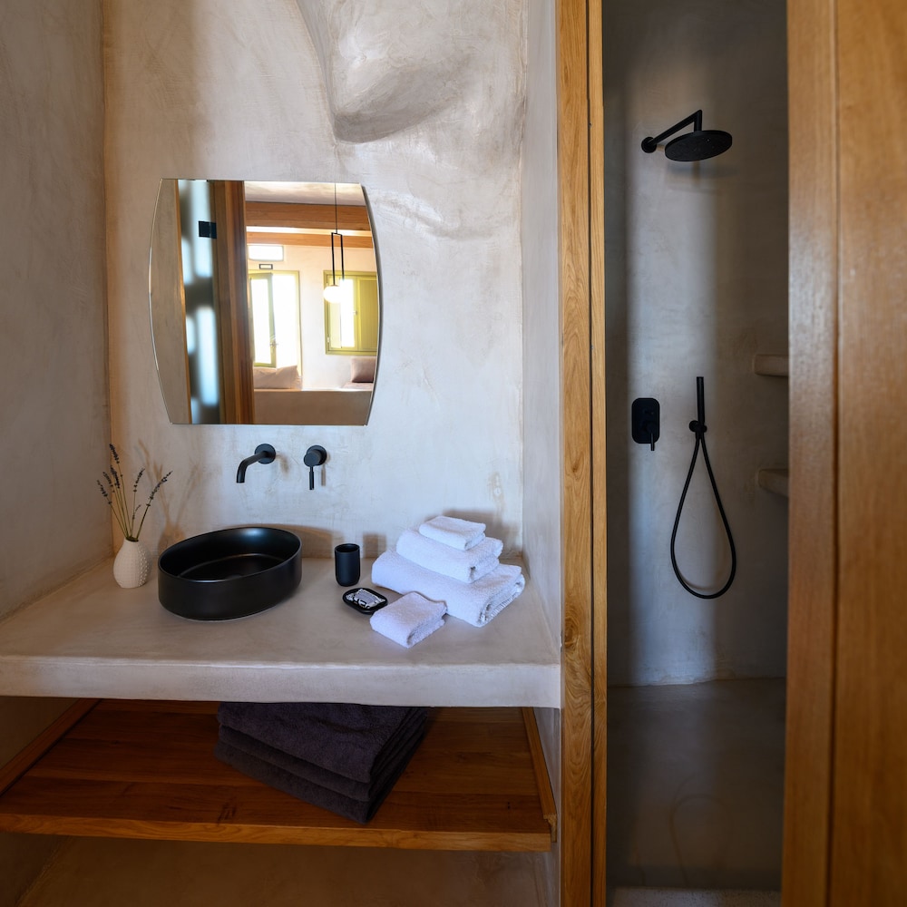 Aether Suite with Outdoor heated Jacuzzi & Caldera View photo 2