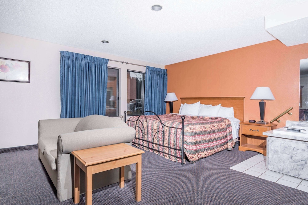 Studio Suite, 1 King Bed with Sofabed, Non Smoking - Jacuzzi Tub, Microwave & Fridge - Photo 1