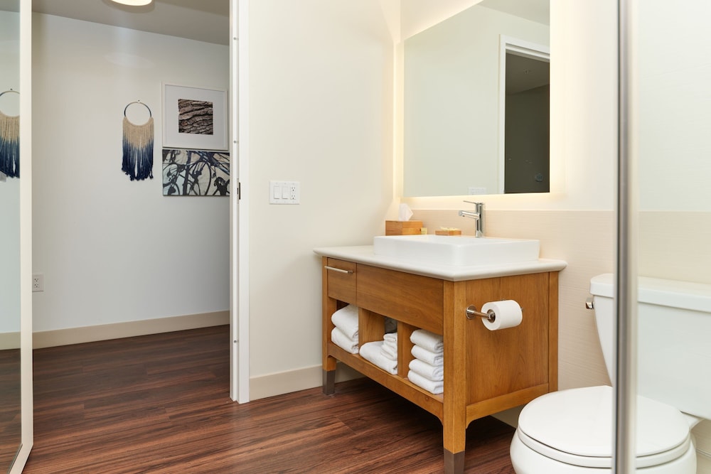 Standard Room, 1 King Bed (Hearing Accessible) photo 3