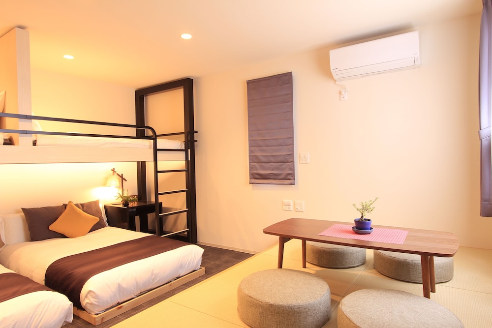 Deluxe Family Room 202 photo 2