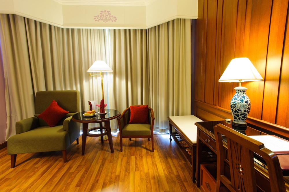 Executive Room - Photo 5