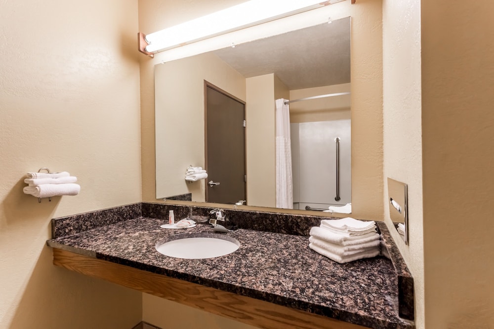 Standard Room, 1 Queen Bed, Accessible - Photo 4