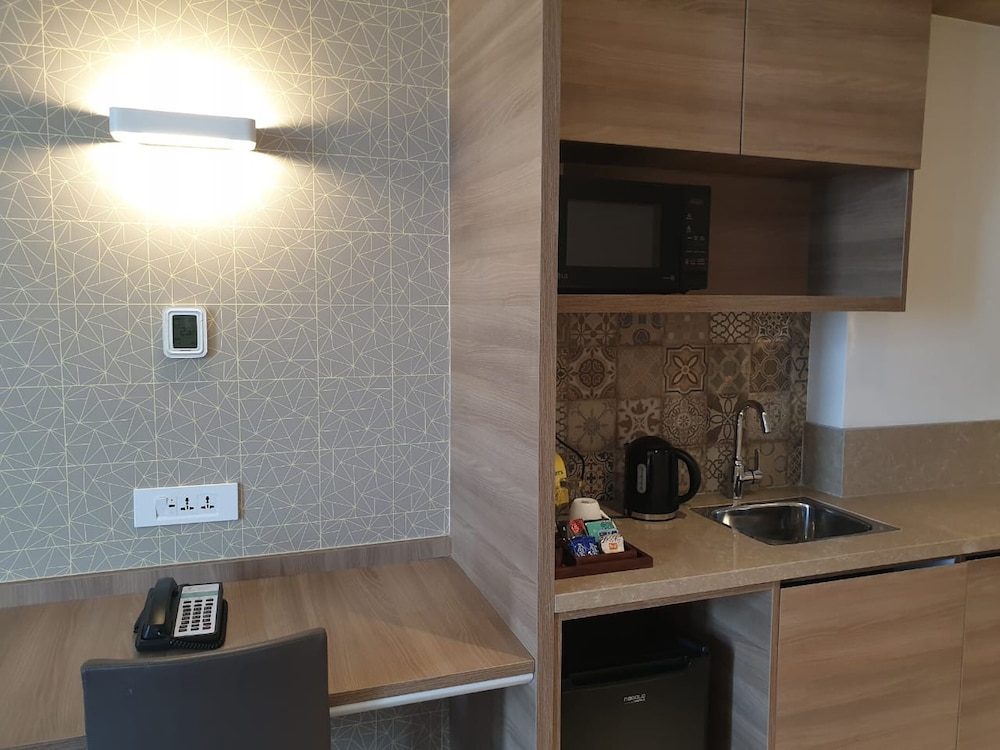 Premium Room, 1 King Bed, Balcony - Photo 7