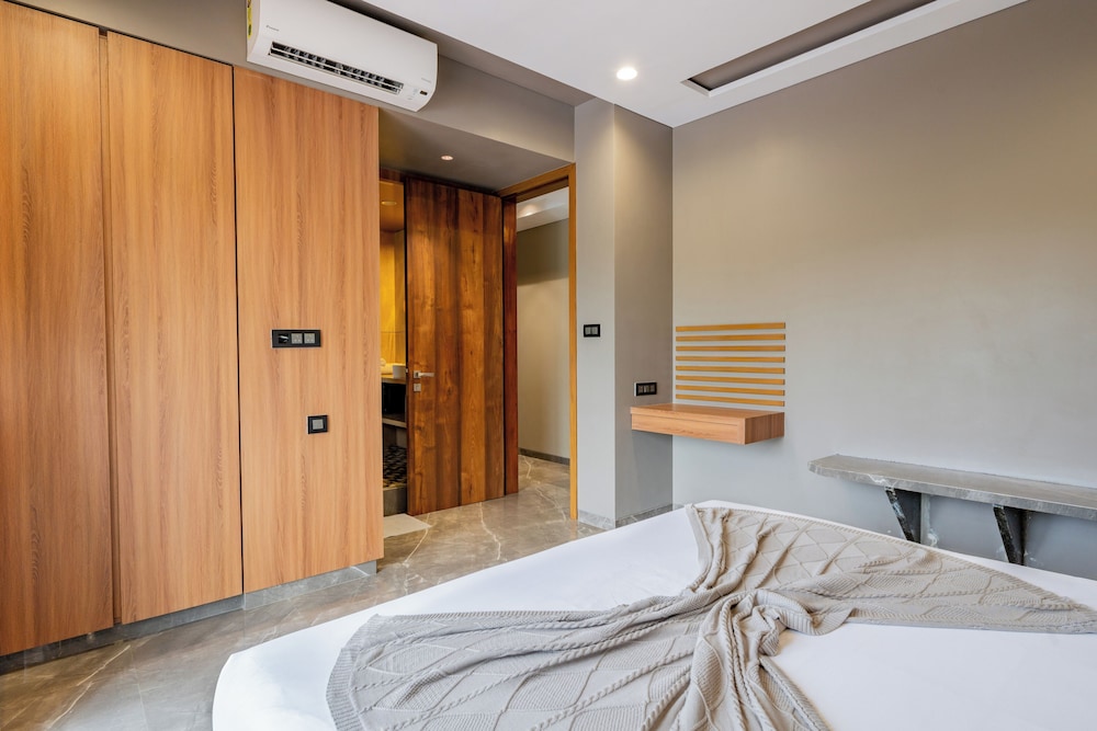 Family Room, Balcony, City View