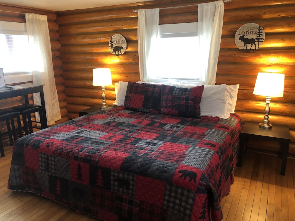 Traditional Cabin, 1 King Bed, Non Smoking (Cabin 17) photo 1