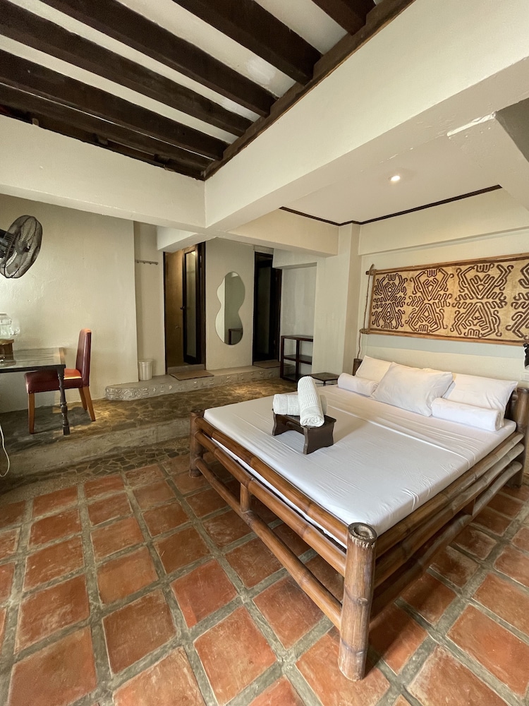 Deluxe Queen Room with One Queen Bed (Non Smoking) photo 1