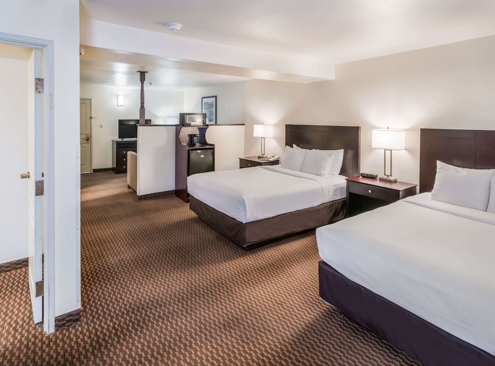 Suite, Multiple Beds, Non Smoking photo 3